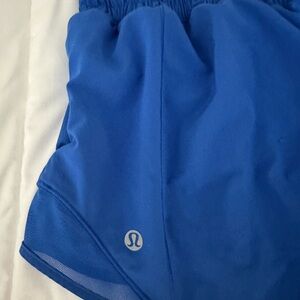 lululemon hotty hot 2.5” shorts